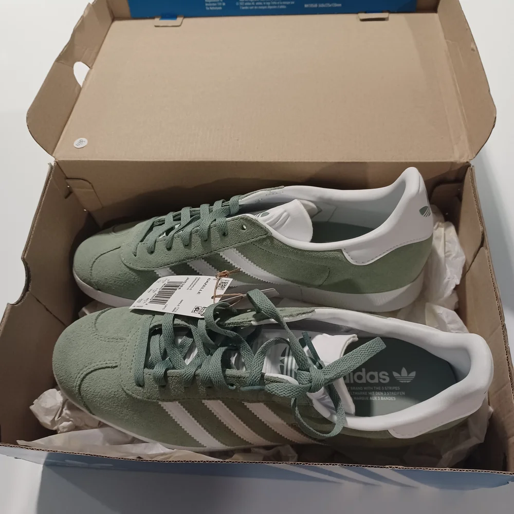 Adidas Gazelle Green and White Sneakers - Picture 6 of 11